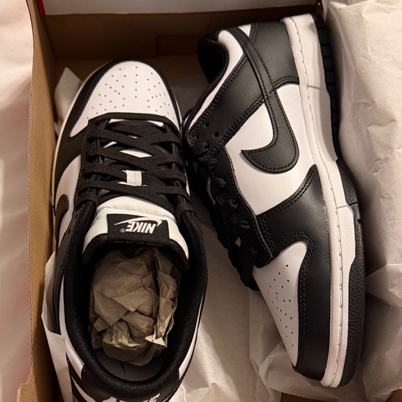 Nike Classic Black and White Low-Tops - Picture 6 of 6